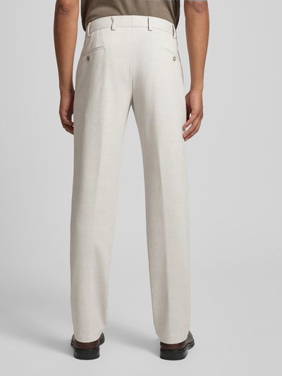 Männermodel trägt Hose mit Gesäßtaschen von ATELIER TORINO, Material-Mix mit Baumwoll-Anteil, Slim-Fit, Eingrifftaschen, Ganzkörperansicht Rückansicht.