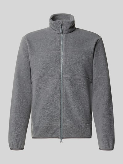Produktfoto, graue Regular Fit Fleecejacke mit Stehkragen Modell 'JASON' von ONLY & SONS, weiche Struktur, neutraler Hintergrund