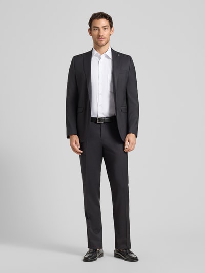 Männermodel trägt Regular Fit Business-Hemd aus Baumwolle mit Kentkragen von ETERNA, weiß, mit Brusttasche, Ganzkörperansicht von vorne. Rückenlänge bei Größe 40: 80 cm, Schulterbreite: 45 cm, Ärmellänge: 28 cm.