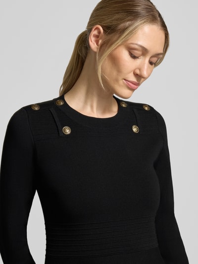 Frauenmodel trägt Slim Fit Minikleid aus Viskose-Mix Modell 'Abito Maglia' von Liu Jo White, Rundhalsausschnitt, Zierbesatz, Nahaufnahme Oberkörper.