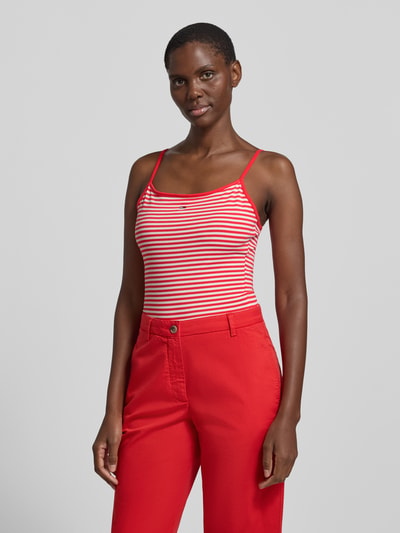 Frauenmodel trägt Slim Fit Trägertop aus Baumwoll-Mix von Tommy Jeans, Optik:Allover-Muster, gestreift, Logo-Stitching, Karree-Ausschnitt, verstellbare Spaghettiträger, Materialverarbeitung: Jersey, Ganzkörperansicht von vorne.