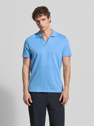 Męski model nosi Slim Fit Poloshirt mit V-Ausschnitt od MCNEAL z bawełny, krój slim fit, jasnoniebieski, jednolity, widok całej sylwetki z przodu.