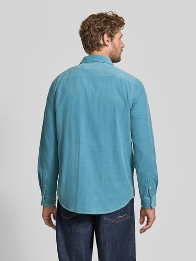 Männermodel trägt Regular fit vrijetijdsoverhemd van puur katoen Model 'CORDUROY' met borstzak en labelpatch van Scotch & Soda, afgeronde zoom en sportmanchetten, kleur turquoiseblauw, textuur corduroy, Ruglengte maat M 78 cm, Schouderbreedte 47 cm, Mouwlengte 67 cm, Ganzkörperansicht Rückansicht