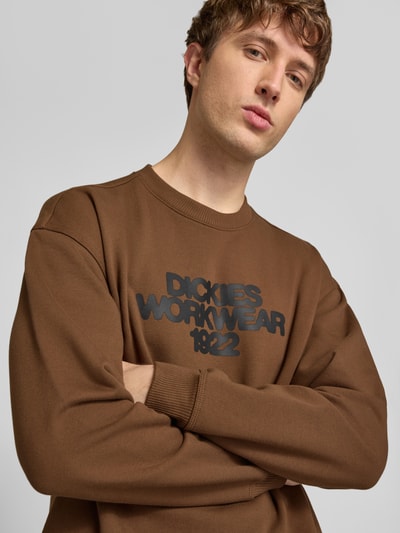 Männermodel trägt Sweatshirt mit Label-Print Modell 'TORREY' von DICKIES in Braun, Baumwoll-Mix, Lockerer-Schnitt, Nahaufnahme Oberkörper.
