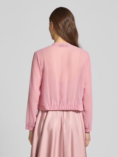 Kobiece modelka nosi Kurtka 'Jacke aus Chiffon in offener Passform' od Vera Mont, szyfon, półprzezroczysty materiał, długość tyłu w rozmiarze 36: 46 cm, widok całej sylwetki od tyłu.