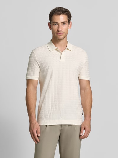 Mannelijk model draagt Regular fit poloshirt uit pure katoen model 'Parley 321' van BOSS in crème en beige tinten, geheel frontaal.