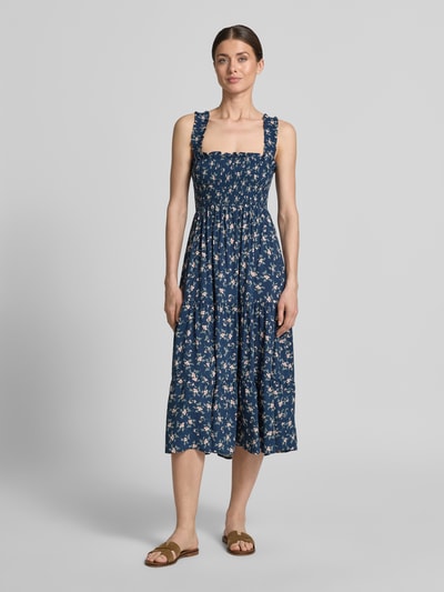 Frauenmodel trägt Midikleid mit Rüschen und Karree-Ausschnitt von Apricot, Reine Viskose, taillierter Schnitt, Volantsaum, Ganzkörperansicht von vorne.