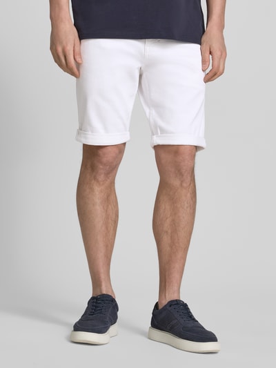 Männermodel trägt Slim Fit Jeansshorts aus Baumwoll-Mix von Tom Tailor in Weiß, Denim-Optik, Label-Patch, 5-Pocket-Design, Ganzkörperansicht von vorne.
