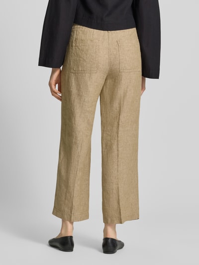 Frauenmodel trägt Straight Fit Leinenhose mit elastischem Bund von Brax in Beige, 7/8-Länge, reine Leinenstruktur, Ganzkörperansicht Rückansicht.