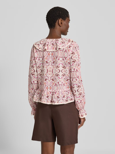 Frauenmodel trägt Regular Fit Bluse mit Allover-Paisley-Print Modell 'Ajda' von Neo Noir, reine Baumwolle, lange Ärmel, Ganzkörperansicht Rückansicht.