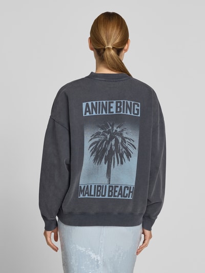 Frauenmodel trägt Regular Fit Sweatshirt mit Logo-Print von Anine Bing in Dunkelgrau mit blauem Druck, reine Baumwolle, Rückenansicht, Ganzkörperansicht Rückansicht.