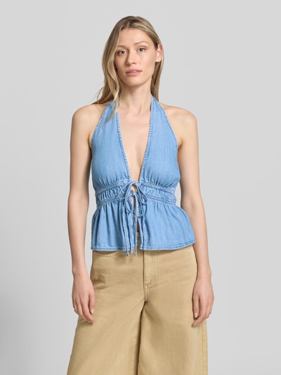 Frauenmodel trägt Blusentop in Denim-Optik Modell 'EVA' von Mango aus Baumwoll-Elasthan-Mix, Slim-Fit, Schnürung, Rückenlänge 26 cm, Ganzkörperansicht von vorne.