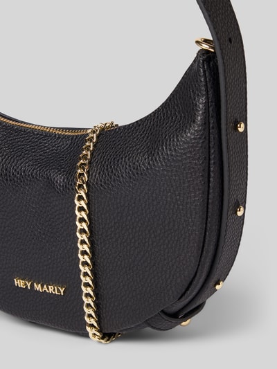 Produktfoto, Shoulder Bag aus Rindsleder-Mix Modell 'Lifetime' von Hey Marly in Schwarz mit Ketten-Optik, Logo-Detail, Hauptfach mit Reißverschluss, abnehmbarer Schulterriemen, Maße 25 cm Breite, 20 cm Länge, 7 cm Tiefe, 45 cm Schulterriemen
