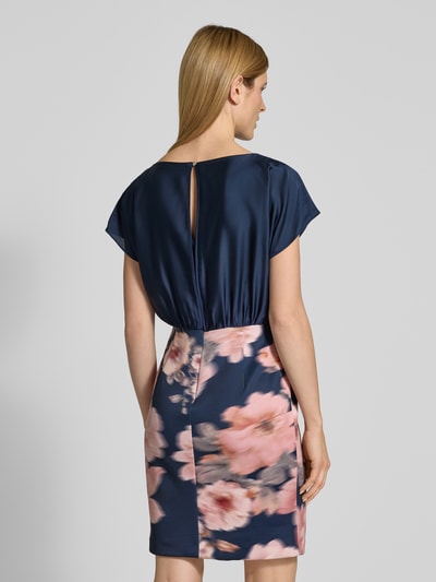 Vrouwenmodel draagt Knielanges Cocktailkleid met Knotendetail van SWING in materiaalmix met stretch, recht model, knielengte, ruglengte maat 36 92 cm, borstwijdte 41 cm, mouwlengte 13 cm, blauw met roze bloemen, detailopname rugaanzicht
