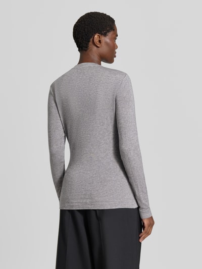 Frauenmodel trägt Longsleeve in melierter Optik von windsor., meliertes Grau, gerader Schnitt, Rundhalsausschnitt, Ganzkörperansicht Rückansicht. Elastischer Lyocell-Woll-Mix, Rückenlänge bei Größe 36: 65 cm, Label-Applikation sichtbar.