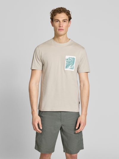 Männermodel trägt Regular Fit T-Shirt aus reiner Baumwolle Modell 'TE_BOARD' von BOSS Orange, unifarben, Foto-Print, Ganzkörperansicht von vorne.