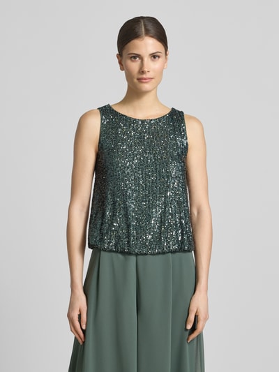 Modelka kobieca nosi Top mit Pailletten und Rundhalsausschnitt od V by Vera Mont, mieszanka materiałów ze stretchem, krój regular fit, cekiny, okrągły dekolt, długość tyłu w rozmiarze 36: 47 cm, widok całej sylwetki z przodu.