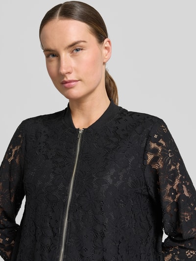 Frauenmodel trägt Regular Fit Blouson aus Baumwoll-Mix Modell 'HONEY' von Vero Moda mit floralem Allover-Muster, Häkel-Optik, Schwarz, Nahaufnahme Oberkörper.