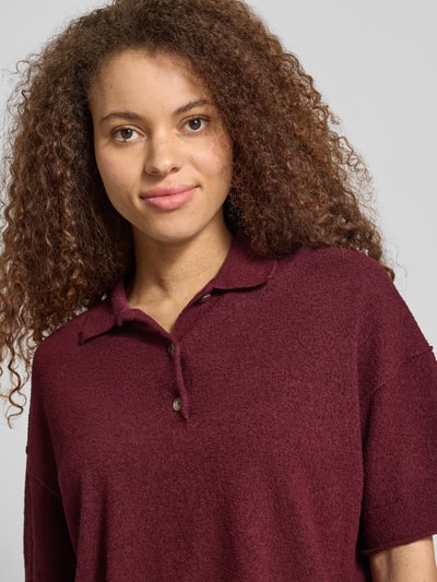 Kobiece model prezentuje Boxy Fit T-Shirt aus Baumwoll-Mix von Marc O'Polo Denim, efekt: jednolity kolor, pudełkowy krój, kołnierzyk polo, krótki rękaw, zrolowany brzeg, wykończenie materiału: frota, mieszanka bawełny, zbliżenie na górną część ciała.
