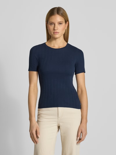 Frauenmodel trägt Slim Fit T-Shirt aus Baumwoll-Mix von Tom Tailor Denim in Dunkelblau, Optik: Unifarben, feines Strukturmuster, Label-Patch, Rundhals, Kurzarm, Jersey, Ganzkörperansicht von vorne.