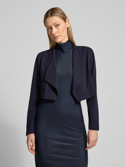 Frauenmodel trägt Regular Fit Jacke mit Wasserfallkragen von Zero in Dunkelblau, elastischer Material-Mix, Cropped Fit, Nahaufnahme Oberkörper.