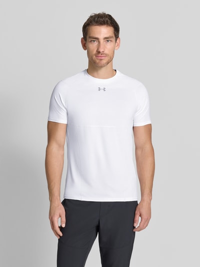Mannenmodel draagt T-Shirt met Logo-Print en Raglanmouwen van Under Armour in wit, materiaalmix met stretch, ronde hals, heren, elite fit, ruglengte bij maat M 69 cm. Ganzlichaansicht van voren.