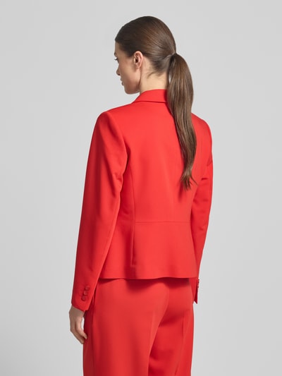 Männermodel trägt Slim Fit Blazer mit Reverskragen von More & More, mieszanka materiałów z dodatkiem wiskozy, listwa guzikowa, nakładane kieszenie, długość tyłu w rozmiarze 36: 55 cm, szerokość w rozmiarze 36: 40 cm, długość rękawów w rozmiarze 36: 61 cm, intensywny czerwony, gładka tekstura, całopostaciowy widok z tyłu
