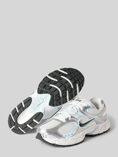 Produktfoto, Sneaker mit Logo-Patch von Nike für Damen, weiß-graues Mesh mit türkisen Details auf grauem Hintergrund