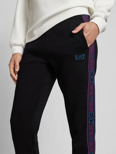 EA7 Emporio Armani Tapered Fit Sweatpants mit Label-Streifen Black 3