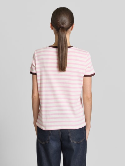 Modelka kobieca nosi T-Shirt mit Streifenmuster und Rundhalsausschnitt von Jake*s Casual, czysta bawełna, krój regular fit, paski, dekolt okrągły, długość pleców w rozmiarze S: 58 cm, widok całej sylwetki z tyłu.