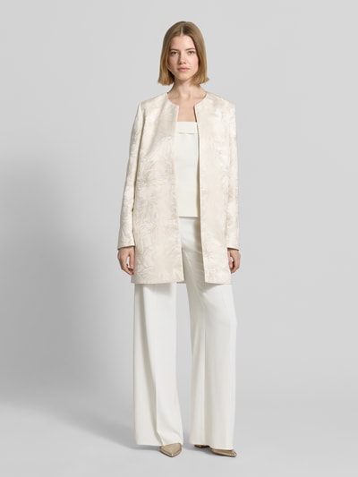 Frauenmodel trägt Blazer mit Hakenverschluss Modell 'FULL' von EMME in Creme mit floralem Muster, Gerader-Schnitt, Rundhalsausschnitt, Rückenlänge ca. 83 cm, Brustweite ca. 51 cm, Ärmellänge ca. 64 cm, Ganzkörperansicht von vorne.
