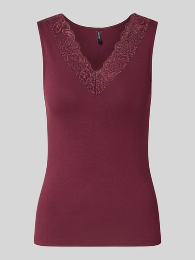 Produktfoto, bordeauxrotes Regular Fit Top aus Viskose-Mix Modell 'ROSA' von VERO MODA, feine Spitze am V-Ausschnitt, Damen Top