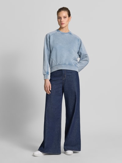 Vrouwenmodel draagt Sweatshirt mit Rundhalsausschnitt Modell 'KOLIJA' van Drykorn in lichtblauw, katoen, regular fit, Ganzkörperaanzicht van voren.