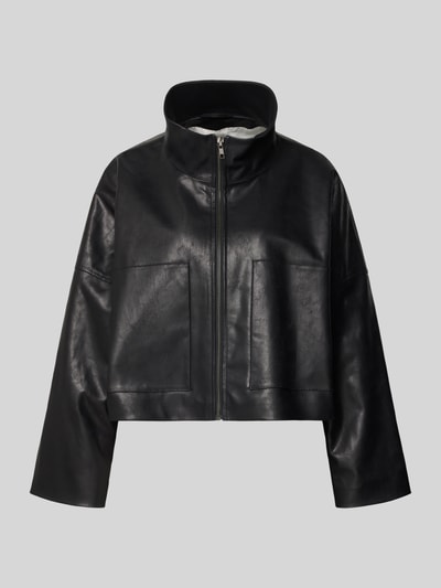 Produktfoto, zwarte Blazer met leerlook, los model met opstaande kraag, ritssluiting en steekzakken, model 'ELSTOW' van Drykorn.