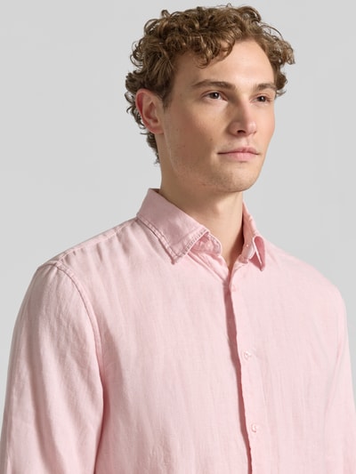 Mannelijk model draagt Leinenhemd mit Kentkragen van MCNEAL in lichtroze, zuiver linnen, regular fit, knoopsluiting, nahaufnahme bovenlichaam.