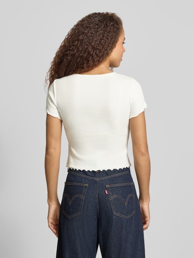 Frauenmodel trägt Slim Fit T-Shirt aus Baumwoll-Mix von Tommy Jeans, Optik: Unifarben, kurzarm mit Frill, Materialverarbeitung: Ripp, Ganzkörperansicht Rückansicht.