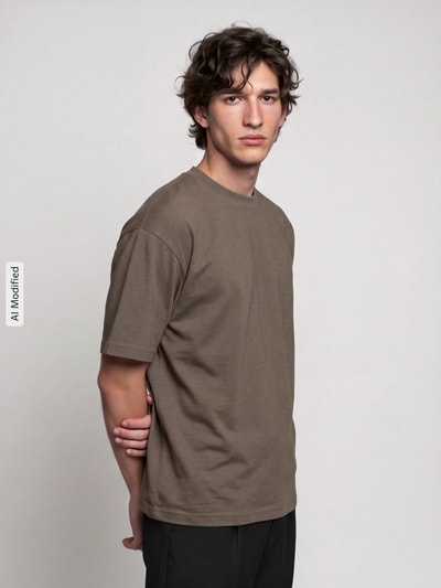 Männermodel trägt Relaxed Fit T-Shirt mit Rundhalsausschnitt Modell 'OSCAR' von SELECTED in Braun, reine Baumwolle, Nahaufnahme Oberkörper, KI-modifiziertes Bild
