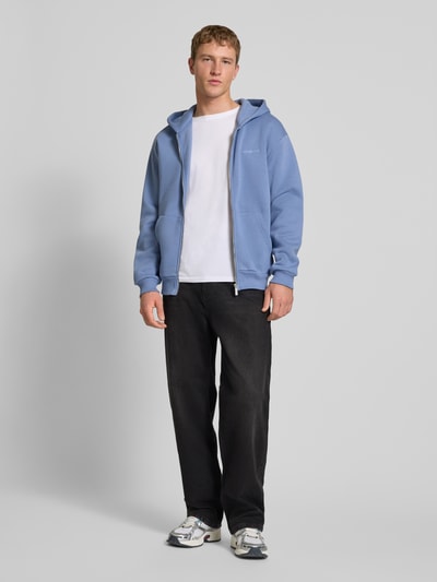 Männermodel trägt Baggy Fit Jeans im Five-Pocket-Design von REVIEW in schwarzer Waschung, Baumwoll-Elasthan-Mix, Ganzkörperansicht von vorne.
