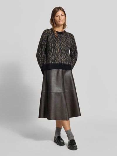 Frauenmodel trägt Relaxed Fit Pullover mit Alpaka-Anteil in Strick-Optik von MYON mit Allover-Animal-Print, Ganzkörperansicht von vorne.