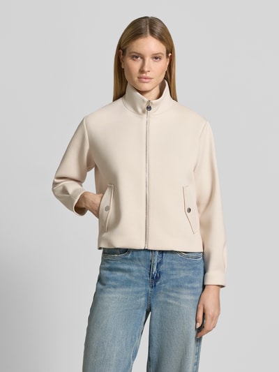 Frauenmodel trägt Regular Fit Blouson mit Viskose-Anteil von s.Oliver BLACK LABEL in unifarbenem Beige, glatte Scuba-Textur, Ganzkörperansicht von vorne.