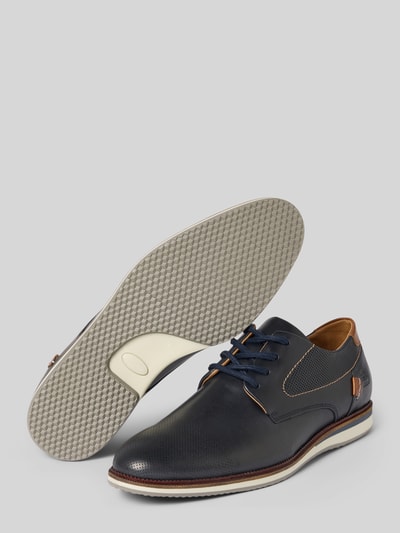 Produktfoto, Derby aus Leder mit Schnürung von BULLBOXER, dunkelblaues Echtleder, abgerundete Spitze, Label-Detail, strukturierte Oberfläche, Absatzhöhe 3 cm, Schafthöhe 8 cm, Schaftweite 10 cm, braune und weiße Akzente, helle Profilsohle.