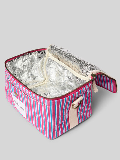 Produktfoto, Kühltasche mit Logo-Patch Modell 'Poplin' von STUDIO NOOS, gestreiftes Muster in Rosa, Blau und Weiß, silberne Innenstruktur, Hauptfach mit Reißverschluss, abnehmbarer Schulterriemen, Szerokość w rozmiarze 1: 26 cm, długość 16 cm, głębokość 17 cm, długość paska 94 cm