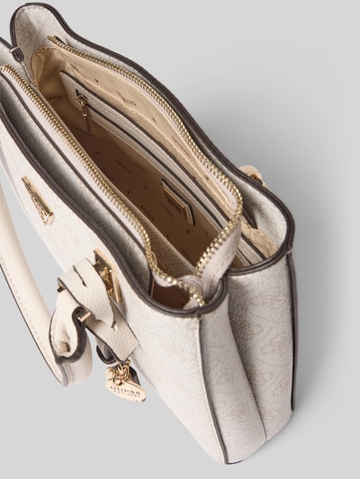 Produktfoto, Handtasche mit Logo-Muster Modell 'NOELLE II' von Guess in Creme mit Label-Applikation, Hauptfach mit Reißverschluss, Tragehenkel und Schulterriemen, Maße: Breite 24 cm, Länge 19 cm, Tiefe 6 cm, Schulterriemen 126 cm.
