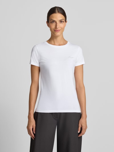 Kobiece modelka nosi biały damski t-shirt Regular Fit T-Shirt aus reiner Baumwolle Modell 'C_Elove_6' od BOSS Orange, prosta tekstura, widok całej sylwetki z przodu.