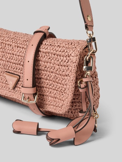 Produktfoto, Shoulder Bag in Flecht-Optik Modell 'OFELIA' von Guess, zartrosa, Magnetverschluss, logo, faktura pleciona, Szerokość w rozmiarze 28 cm, długość 16 cm, głębokość 6 cm, odpinany pasek 130 cm.