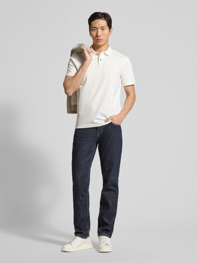 Mannelijk model draagt Regular Fit poloshirt met logo-stitching van Fynch-Hatton in puur katoen, polokraag, knoopsluiting, ruglengte bij maat M 69 cm, geheelvooraanzicht.
