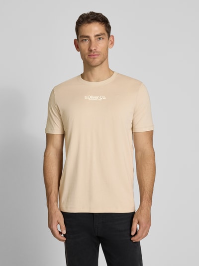 Männermodel trägt Regular Fit T-Shirt aus reiner Baumwolle von s.Oliver RED LABEL, unifarben, kurzarm, Nahaufnahme Oberkörper.
