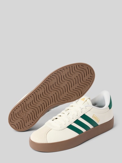 Produktfoto, Sneaker mit Schnürverschluss von adidas Sportswear aus Leder-Mix, abgerundete Spitze, Label-Detail, strukturierte Sohle, Absatzhöhe 3 cm, Schafthöhe 8 cm, Schaftweite 6 cm, in Weiß mit grünen Streifen und brauner Sohle.
