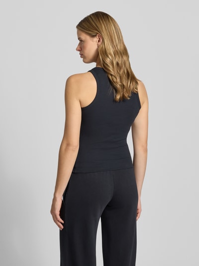 Frauenmodel trägt Tanktop mit Feinripp von REVIEW aus Baumwoll-Elasthan-Mix, körpernahe Passform, Schwarz, Ganzkörperansicht Rückansicht.