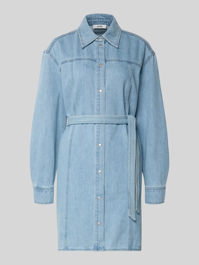 Productfoto, lichtblauw knielang jeansjurk met bindriem, rechte fit, hemdkraag, katoenmix Modell 'Kimmia' van mbyM